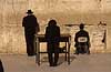 J�der der beder foran Gr�demuren (HaKotek Hama aravi)  Jerusalem Israel Asien  religion
