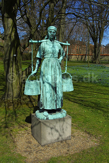Statue af landbokone; ; Landboh�jskolen / K�benhavn; Danmark; Europa; ; 