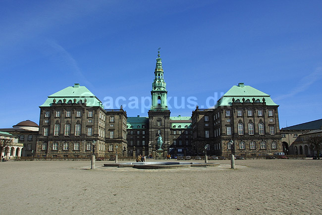 Christiansborg set fra Christiansborg Ridebane; ; K�benhavn; Danmark; Europa; ; regering