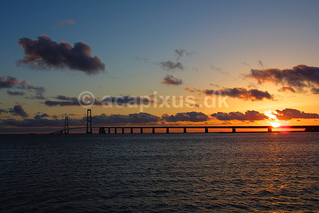 Storeb�ltsbroen set fra Kors�r siden ved solnedgang; ; ; Danmark; Europa; ; transport