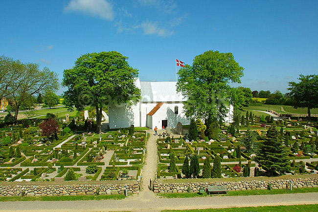 Jellinge stenene foran Jelling Kirke p� kirkeg�rden; ; ; Danmark; ; ; kirker