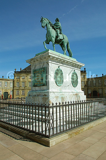 Rytterstatuen af Frederik den 5te p� Amalienborg Slotsplads; ; K�benhavn; Danmark; ; ; 