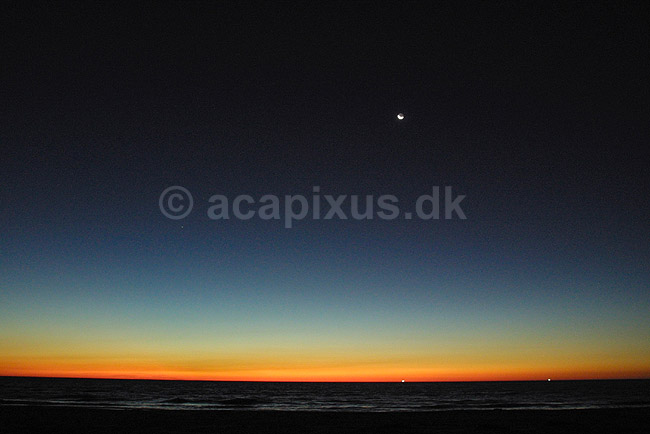 Solnedgang med m�ne over Canal de Mozambique; ; Morondava; Madagaskar; Afrika; ; 