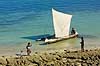 Fisker i pirogue taler med person p� stranden  Ifaty Madagaskar Afrika  