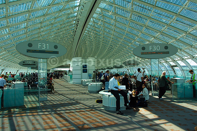 Rejsende i Charles de Gaulle II lufthavnen i Paris; ; Paris; Frankrig; Europa; ; 