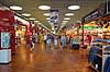 Rejsende i butiksomr�det i Kastrup Lufthavn  Kastrup, K�benhavn Danmark Europa  