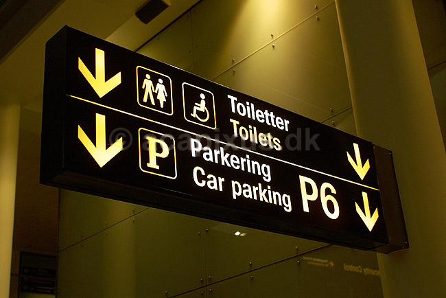 Toilet- og parkeringsskilt i Kastrup Lufthavn; ; Kastrup Lufthavn / K�benhavn; Danmark; ; ; transport lufthavne