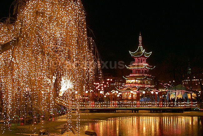 Tivoli med Det Kinesiske T�rn. Ved Julemarkedet; ; K�benhavn; Danmark; Europa; ; sev�rdigheder forlystelser
