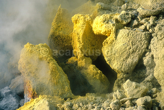 Svovlbrinte m�ttet damp stiger ud af fumerole p� randen af vulkanen Gran Cratere ; ; Vulcano / Lipariske �er; Italien; Europa; ; 