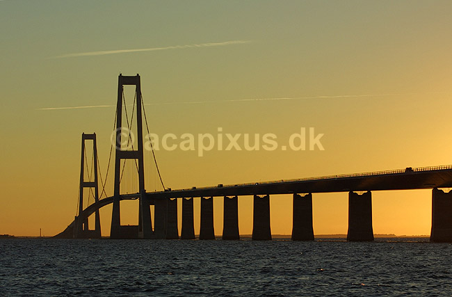 Storeb�ltsbroen set fra Kors�r siden ved solnedgang; ; Halsskov / Sj�lland; Danmark; Europa; ; broer pyloner h�ngebroer solnedgange transport