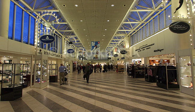 Kastrup Lufthavn. Shopping arkade i Kastrup Lufthavn. Copenhagen Kastrup Airport; ; Kastrup Lufthavn / K�benhavn; Danmark; Europa; ; lufthavne airports taxfree rejser