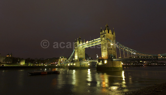 Tower Bridge. Tower Bridge i aftenbelysning; ; London; England; Europa; ; Broer Themsen River Thames