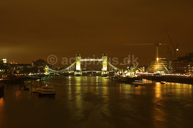Tower Bridge. Udsigt over Themsen med Tower Bridge i baggrunden i aftenbelysning; ; London; England; Europa; ; Broer Themsen River Thames