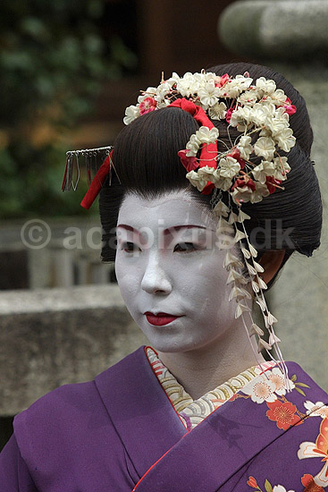 Maiko. Japansk danseinde p� gaden i Gion distriktet i Kyoto; ; Gion / Kyoto; Japan; Asien; ; japansk japanere kvinder makeup make-up kimono k�nsroller