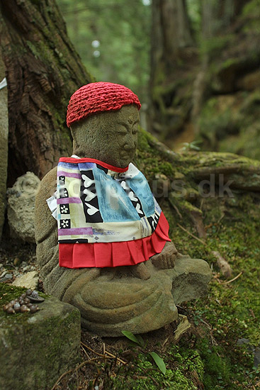 Koya-san. Buddafigur p� gravpladsen i Koya-san. Japan's mest eftertragtede gravplads; ; Koya-san; Japan; Asien; ; gravpladser buddisme buddhism buddistisk