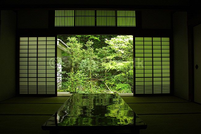 Nanzen-ji. Udsigt til den japanske have gennem skyded�rs-vindue i Nanzen-ji templet i Kyoto; ; Nanzen-ji / Kyoto; Japan; Asien; ; templer buddisme buddhism buddistisk