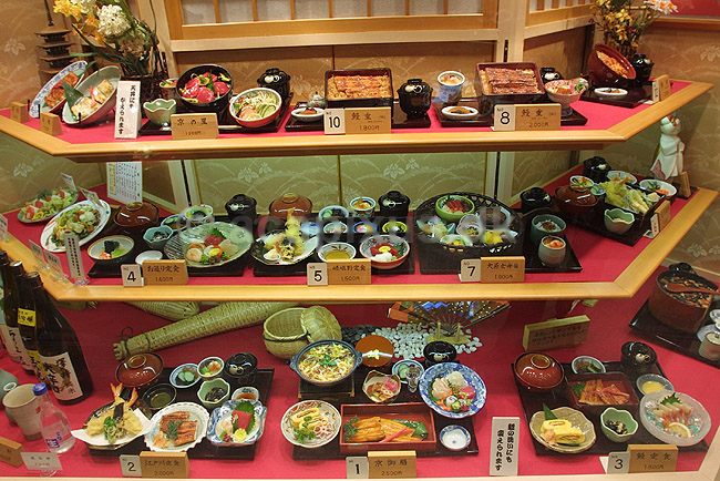 Kaiseki menu. Udstilling af kaiseki menuen i vindue ved restaurant i Kyoto; ; Kyoto; Japan; Asien; ; f�devarer madvarer sushi