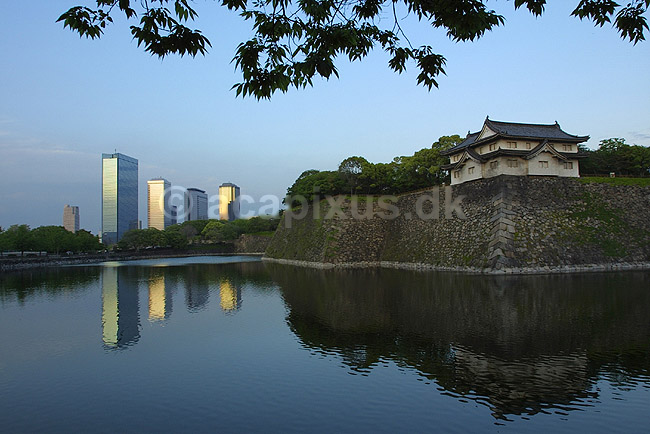 Osaka Bussiness Park. Skyskrabere i Osaka Bussiness Park og borgmuren ved Osaka-jo; ; Osaka; Japan; Asien; ; h�jhuse borge reflektioner