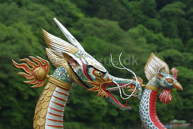 Drageb�dsfestival. Udsmykning p� b�de deltagende i drageb�dsfestival i Arushiyama; ; Arushiyama / Kyoto; Japan; Asien; ; 