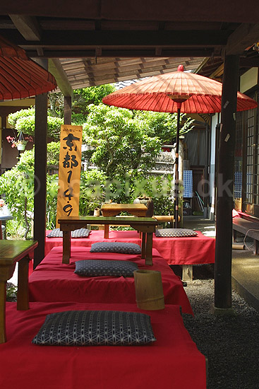Japansk restaurant. Japansk have-restaurant overfor Nanzen-in templet i Kyoto; ; Kyoto; Japan; Asien; ; parasoller puder