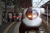 Shinkansen. Shinkansen tog af typen Kodama ved perron p� JR Shin-Osaka togstationen  JR Shin-Osaka / Osaka Japan Asien  transport bullettrain lyntog 