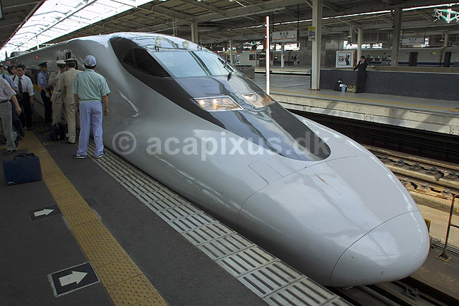 Shinkansen. Shinkansen tog af typen Kodama ved perron p� JR Shin-Osaka togstationen; ; JR Shin-Osaka / Osaka; Japan; Asien; ; transport bullettrain lyntog 