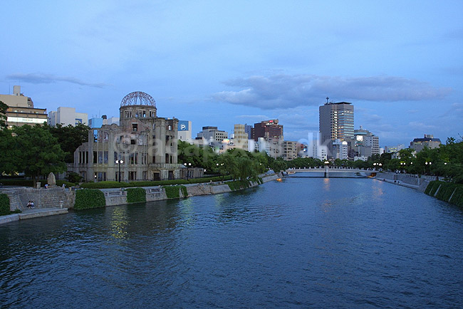The A-bomb dome i Hiroshima. The A-bomb dome med Hiroshima i baggrunden; ; Hiroshima; Japan; Asien; ; verdenskrige atombomber