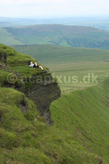 Brecon Beacons. Bjergvandrer slapper af p� afsats i bjerge i Brecon Beacons National parken i Wales; ; Brecon Beacons; Wales; Europa; ; Naturvandring, bjergvandring