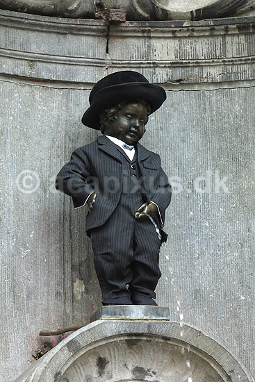 Manneken-Piss . Manneken-Piss statuen udkl�dt i jakkes�t; ; Bruxelles; Belgien; Europa; ; turistsev�rdigheder, turisme, springvand, vandfont�ner, urinering, tissetrang