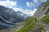 Bjergvandrer. Bjergvandrer p� vej op igennem Oeschinental p� vej mod Bl�mlisalph�tte  Kandersteg Schweiz Europa  bjergvandring, aktivferie, motion
