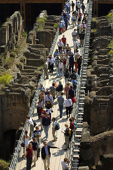 Colosseum. Turister i arenaen i Colosseum i Rom; ; Rom; Italien; Europa; ; romerriget, gladiatorkampe, turistsev�rdigheder, teatre, Colosseo, Coloseum