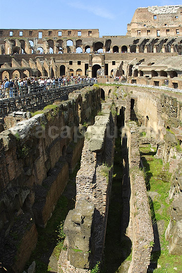 Colosseum. Turister i arenaen i Colosseum i Rom; ; Rom; Italien; Europa; ; romerriget, gladiatorkampe, turistsev�rdigheder, teatre, Colosseo, Coloseum