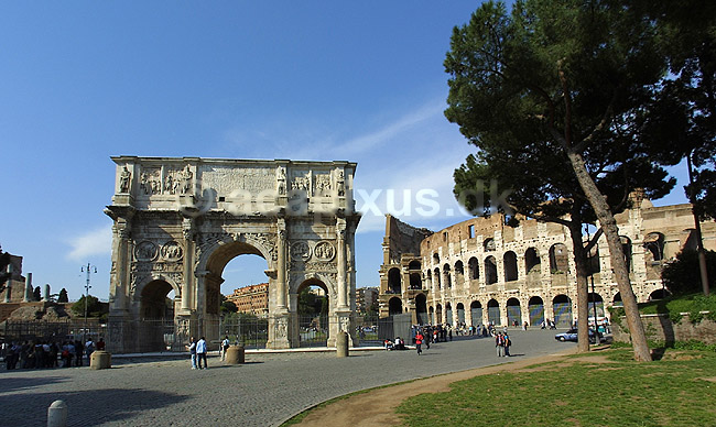 Arco di Constantino. Constantins Triumfbue i Rom med Colosseum i baggrunden; ; Rom; Italien; Europa; ; romerriget, turistsev�rdigheder