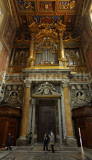 San Giovanni in Laterano. Roms domkirke, San Giovanni in Laterano. Paved�mmets s�de indtil 1400 tallet; ; Rom; Italien; Europa; ; turistsev�rdigheder, kirker