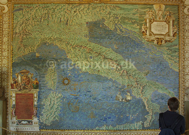 Vatikanmuseet. Turist ved kort over Italien i Galleria delle Carte, Kortrummet, i Vatikanmuseet i Rom; ; Rom; Italien; Europa; ; turistsev�rdigheder, paven, paved�mmet, Vatikanet, Vatikan Staten, sightseeing