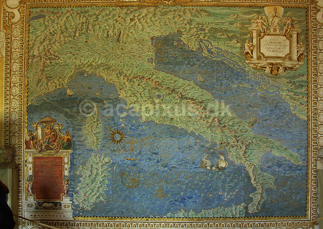 Vatikanmuseet. Kort over Italien i Galleria delle Carte, Kortrummet, i Vatikanmuseet i Rom; ; Rom; Italien; Europa; ; turistsev�rdigheder, paven, paved�mmet, Vatikanet, Vatikan Staten, sightseeing
