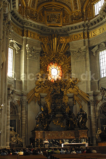 Peterskirken. Berninis Kathedra og derover en glasmosaik symboliserende hellig�nden i Basillica di San Pietro eller Peterskirken i Rom; ; Rom; Italien; Europa; ; turistsev�rdigheder, kirker, paven, paved�mmet, Vatikanet, Vatikan Staten, sightseeing