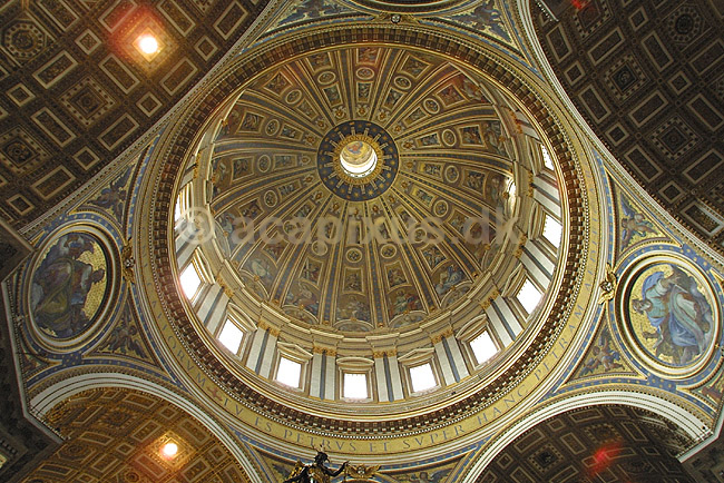 Peterskirken. Michelangelos 119 meter h�je kuppel i Basillica di San Pietro eller Peterskirken i Rom; ; Rom; Italien; Europa; ; turistsev�rdigheder, kirker, paven, paved�mmet, Vatikanet, Vatikan Staten, sightseeing