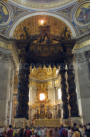 Peterskirken. Pavealteret under Berninis bronzebaldakin i Basillica di San Pietro eller Peterskirken i Rom; ; Rom; Italien; Europa; ; turistsev�rdigheder, kirker, paven, paved�mmet, Vatikanet, Vatikan Staten, sightseeing