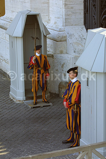 Schweizergardere. Schweizergardere bevogter indgang gennem Arco delle Campane ved Peterskirken i Vatikanet; ; Rom; Italien; Europa; ; turistsev�rdigheder, paven, paved�mmet, Vatikanet, Vatikan Staten