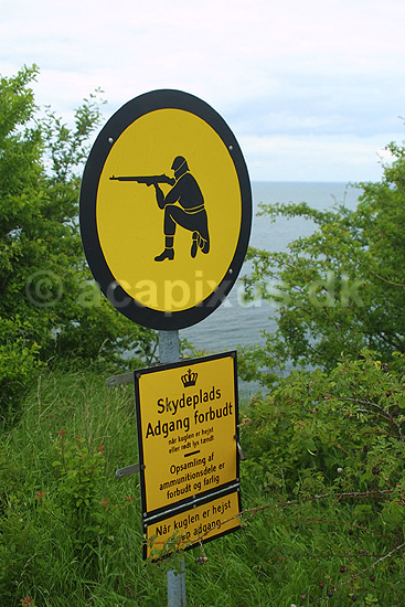 Advarselsskilt. Advarselsskilt ved skydeplads ved Stevns Klint. Skydeplads. Adgang forbudt n�r kuglen er hejst eller r�dt lys t�ndt. Opsamling af ammutionsdele er forbudt og farlig. N�r kuglen er hejst ingen adgang; ; Stevns Klint; Danmark; ; ; Skydning, advarsler, milit�r, forsvar