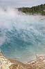 Geyser. Damp stiger op fra det varme vand i Excelsior Geyser geyseren ved Midway Geyser Basin i Yellowstone NP.  Yellowstone National Park / Wyoming USA Nord Amerika  Geothermisk, geotermisk varme, geysere