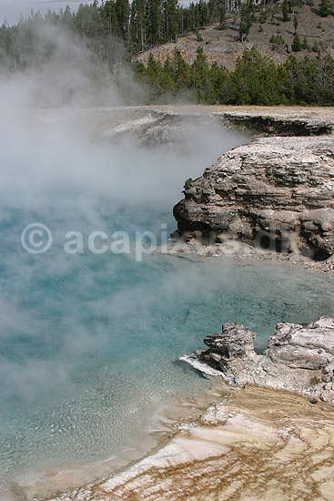 Geyser. Damp stiger op fra det varme vand i Excelsior Geyser geyseren ved Midway Geyser Basin i Yellowstone NP.; ; Yellowstone National Park / Wyoming; USA; Nord Amerika; ; Geothermisk, geotermisk varme, geysere