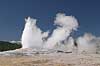 Geyser. Geyseren Old Faithful i f�rd med at g� i udbrud  Yellowstone National Park / Wyoming USA Nord Amerika  Geothermisk, geotermisk varme, geysere, damp